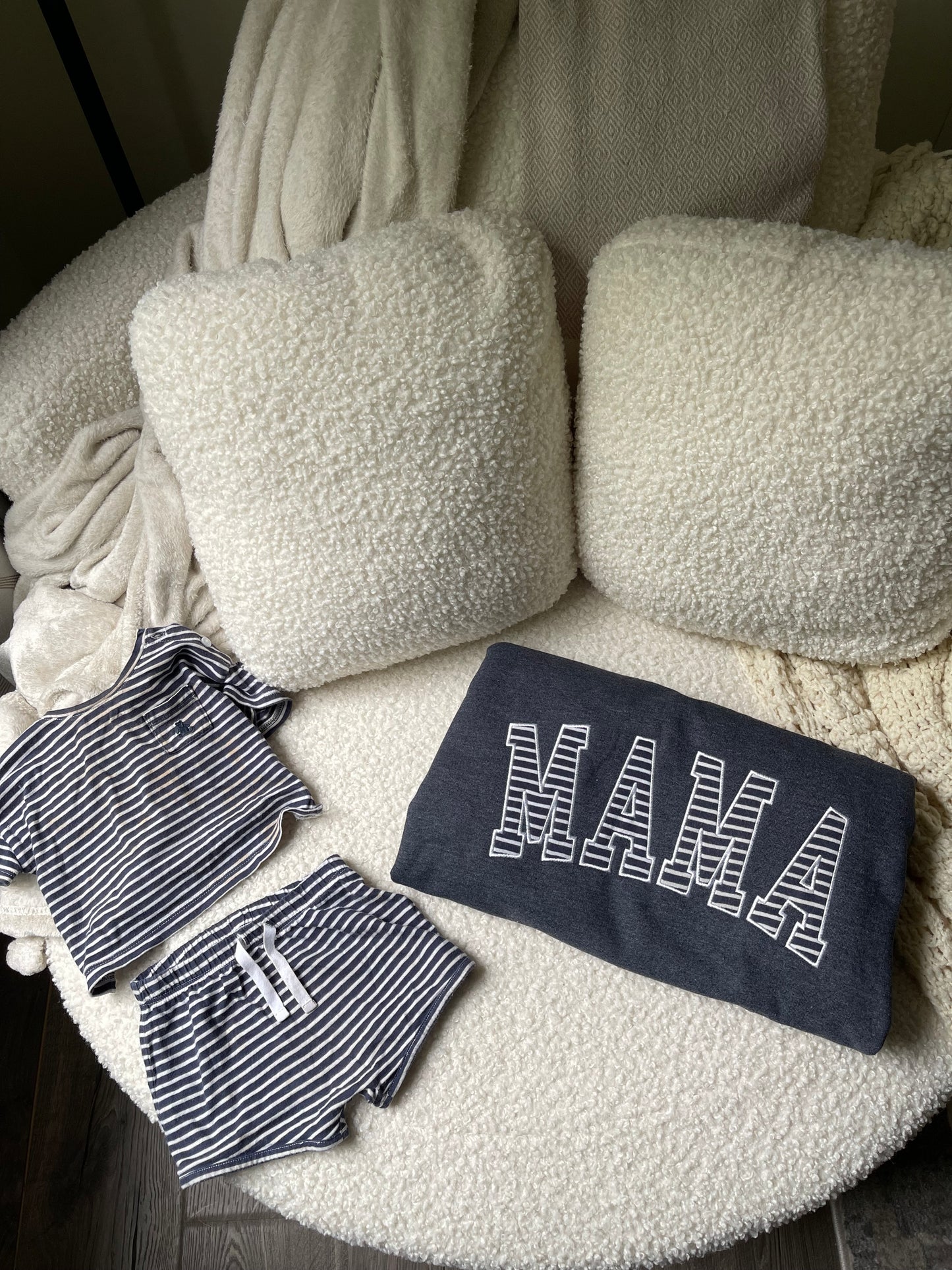 MAMA/MOM Embroidered Applique Keepsake Crewneck Sweatshirt